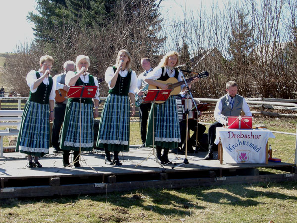 Die Drebacher Krokusmäd singen für die Besucher